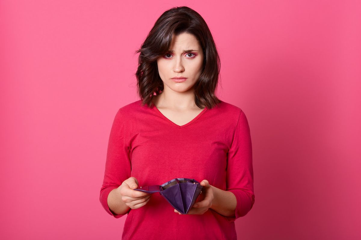 Cash home buyer offering low price, homeowner receiving insulting lowball offer, cash buyer reducing offer after survey or disappearing